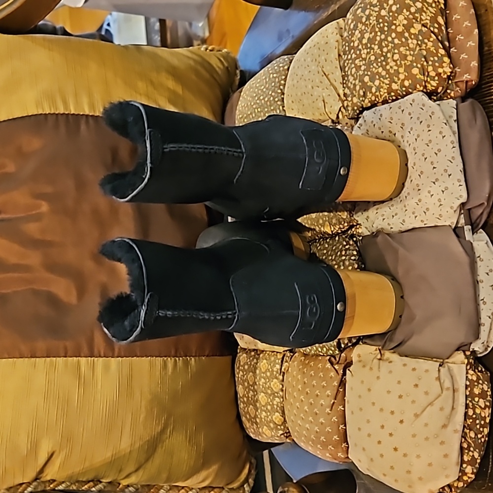Ugg Size 6 - image 5